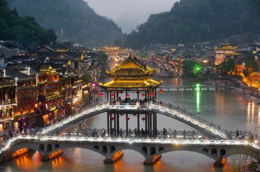 Phoenix şehrinin alacakaranlık manzarası (Fenghuang antik şehri) ).