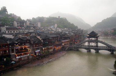 Phoenix şehrinin görünümü ( Fenghuang antik kenti ).