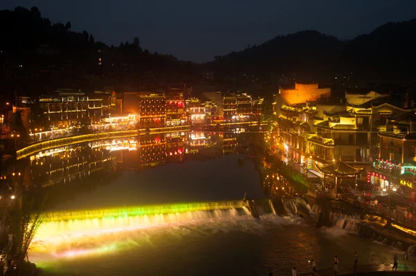 Noční scenérie města Phoenix (starověké město Fenghuang ). — Stock fotografie
