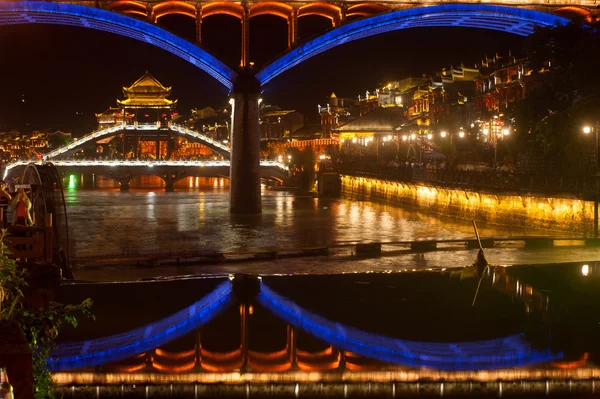 Nachtlandschaft der Phönixstadt (fenghuang antike Stadt ). — Stockfoto