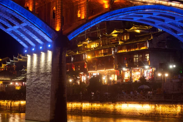 Nachtlandschaft der Phönixstadt (fenghuang antike Stadt ). — Stockfoto