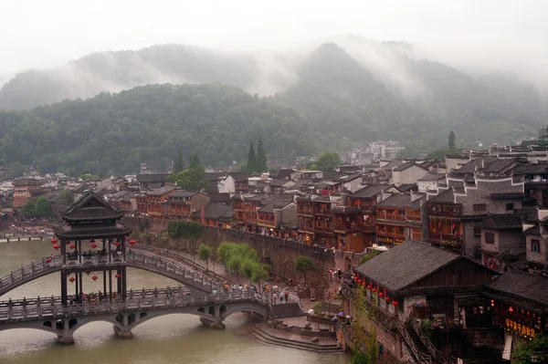 Pohled na město Phoenix (starověké město Fenghuang ). — Stock fotografie