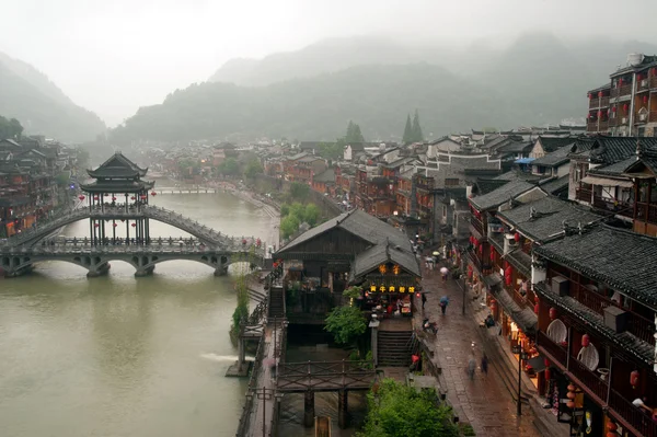 Näkymä Phoenix kaupunki (Fenghuang antiikin kaupunki  ). — kuvapankkivalokuva