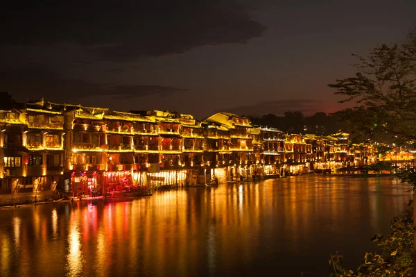 Dämmerungsszene der antiken Stadt Fenghuang. — Stockfoto