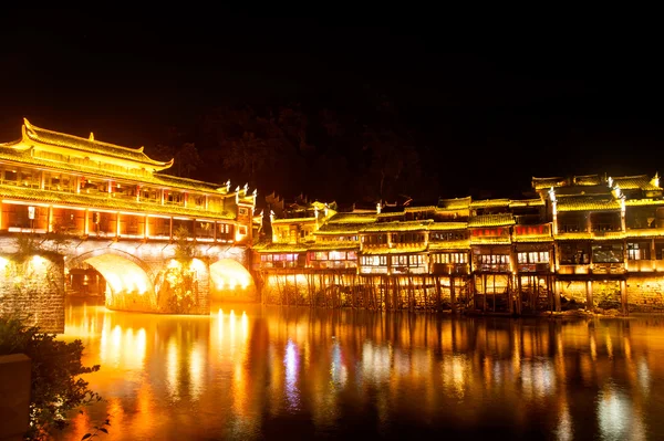 Dämmerungsszene der antiken Stadt Fenghuang. — Stockfoto