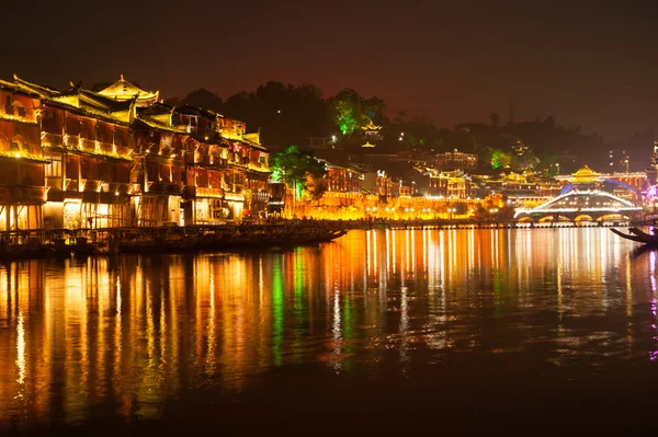 Soumrak scéna ze starověké město Fenghuang. — Stock fotografie