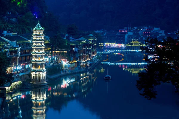 Soumrak scéna ze starověké město Fenghuang. — Stock fotografie