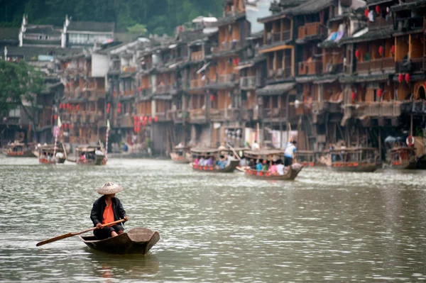 İnsanlar her gün Fenghuang antik şehirde nehirde kürek. — Stok fotoğraf