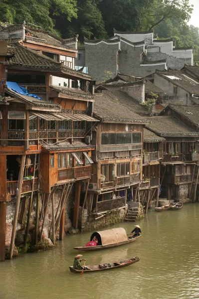 Tujia ethnic minority singing show on boat in river. — Stock fotografie