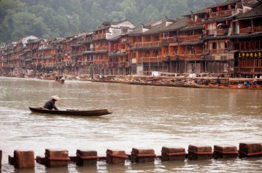 İnsanlar her gün Fenghuang antik şehirde nehirde kürek.