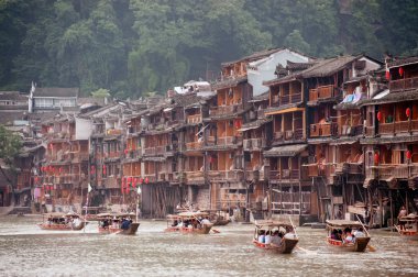 Turistler sakin ol, Fenghuang yakın Nehri üzerinde bir tekne gezisi