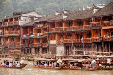 Turistler sakin ol, Fenghuang yakın Nehri üzerinde bir tekne gezisi
