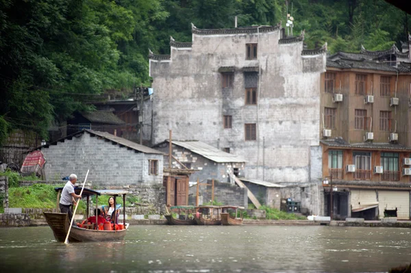 Travel boat waiting passenger in Fenghuang ancient city. — Stock fotografie