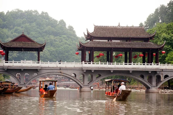 Turystów relaks, wybrać się łodzią na rzece w Hierapolis Fenghuang — Zdjęcie stockowe