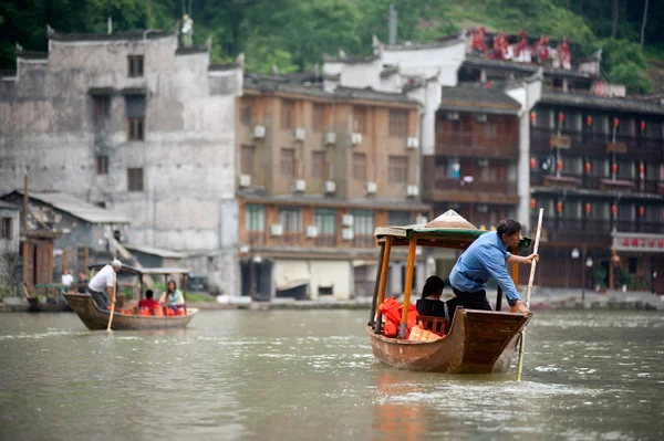 Toeristen relax, neem een boottocht op de rivier in Fenghuang ancie — Stockfoto