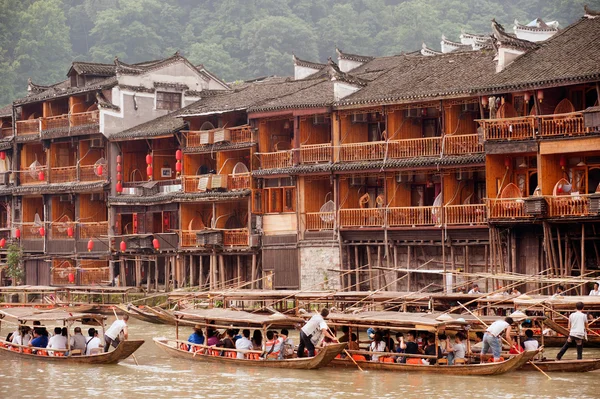 Turistas relaxar, fazer um passeio de barco no rio em Fenghuang ancie — Fotografia de Stock