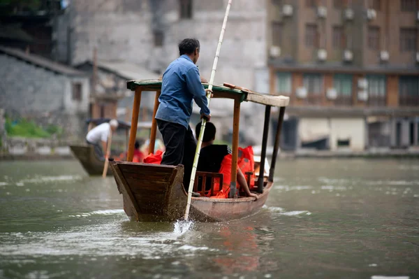 Tourists relax, take a boat trip on the river in Fenghuang ancie — Stock Photo, Image