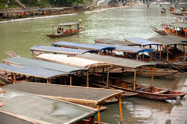 Travel boat waiting passenger in Fenghuang ancient city. — Stock Fotó