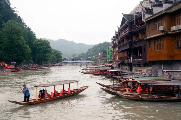 Travel boat waiting passenger in Fenghuang ancient city. — Φωτογραφία Αρχείου