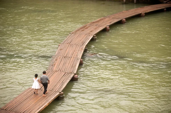 Casal de lésbicas amoroso em um encontro à beira-mar e montanhas