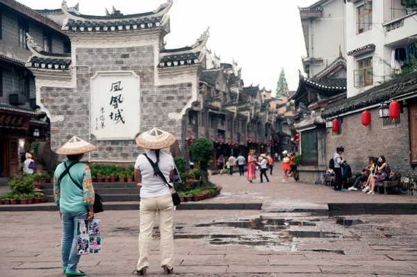 Cestovatel v starověké město Fenghuang. — Stock fotografie