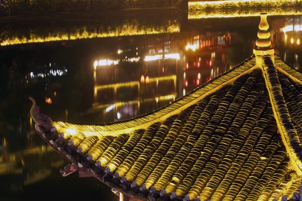 Nachtszene in der antiken Stadt Fenghuang. — Stockfoto