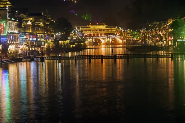 Nachtszene in der antiken Stadt Fenghuang. — Stockfoto