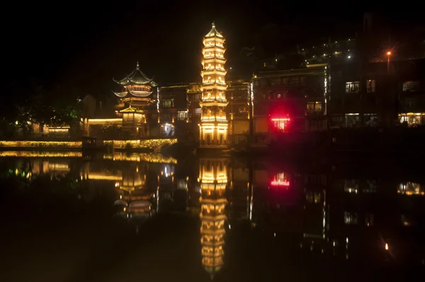 Escena nocturna en la antigua ciudad de Fenghuang . — Foto de Stock