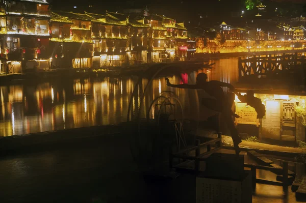 Ночная сцена в древнем городе Фэнхуан . — стоковое фото
