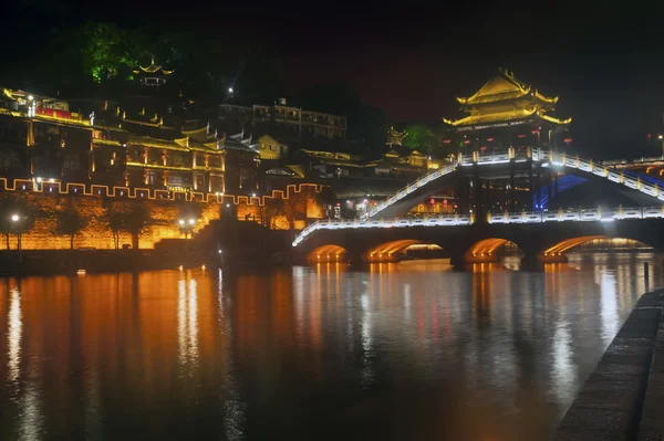 Nachtszene in der antiken Stadt Fenghuang. — Stockfoto