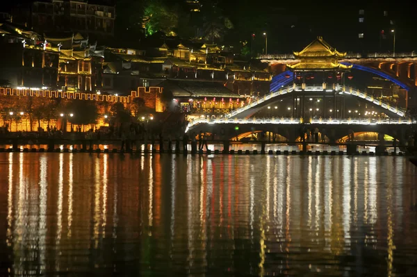 Nachtszene in der antiken Stadt Fenghuang. — Stockfoto