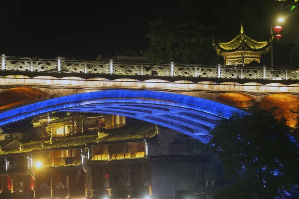 Nachtszene in der antiken Stadt Fenghuang. — Stockfoto