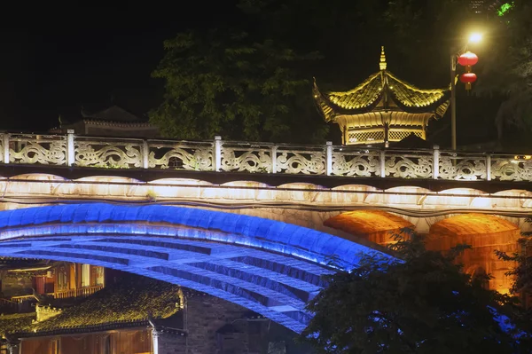 Nachtszene in der antiken Stadt Fenghuang. — Stockfoto