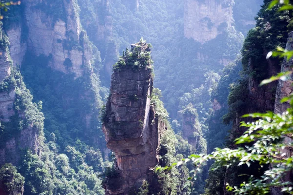 Mystérieuses montagnes Zhangjiajie, province du Hunan en Chine . — Photo