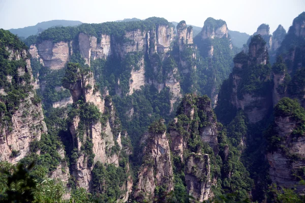 Mystérieuses montagnes Zhangjiajie, province du Hunan en Chine . — Photo