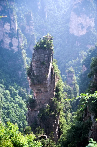 Таинственные горы Чжанцзяцзе, провинция Хунань в Китае . — стоковое фото