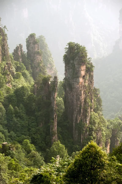 Mystérieuses montagnes Zhangjiajie, province du Hunan en Chine . — Photo
