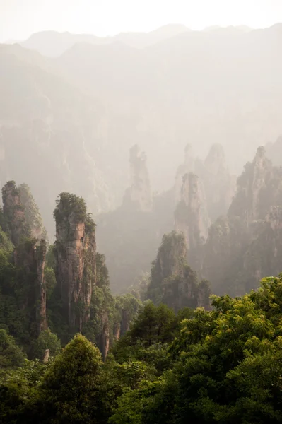 Montañas misteriosas Zhangjiajie, provincia de Hunan en China . — Foto de Stock