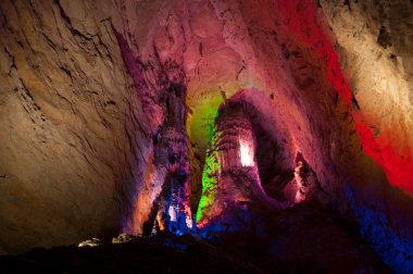 Çin'deki Huanglong mağarasının renkli.
