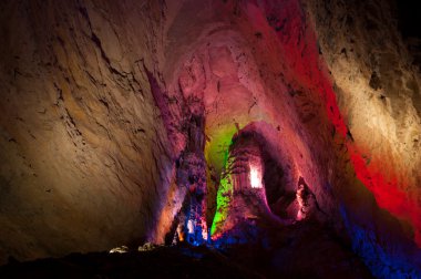 Çin'deki Huanglong mağarasının renkli.