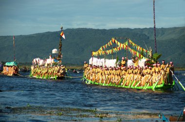 Peoples paddle by legs in Phaung Daw Oo Pagoda festival,Myanmar.