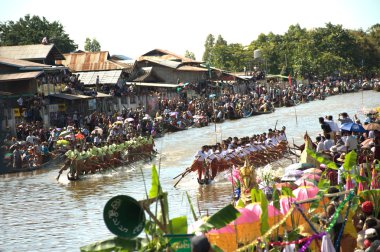 Peoples paddle by legs racing in Phaung Daw Oo Pagoda festival,M