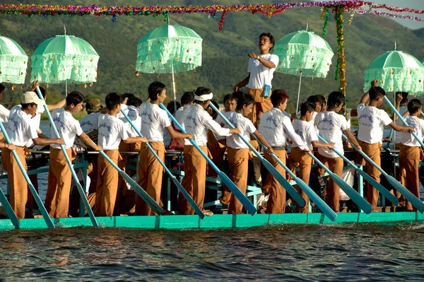 Völker paddeln beim Phaung Daw oo Pagodenfest, Myanmar. — Stockfoto