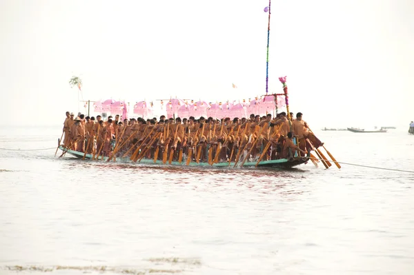 Peoples paddle by legs in Phaung Daw Oo Pagoda festival,Myanmar. — Zdjęcie stockowe