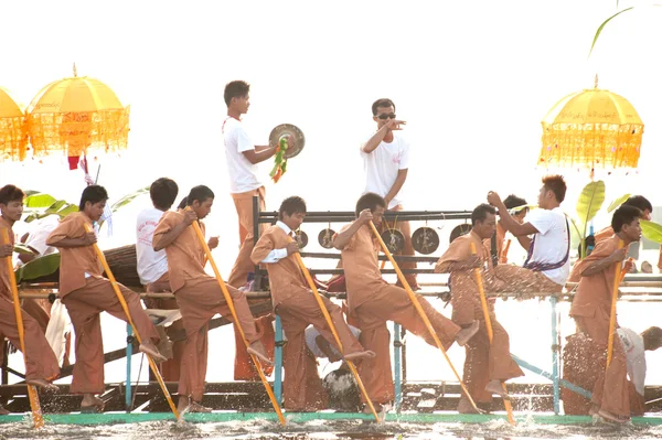 Peoples paddle by legs in Phaung Daw Oo Pagoda festival,Myanmar. — Stockfoto