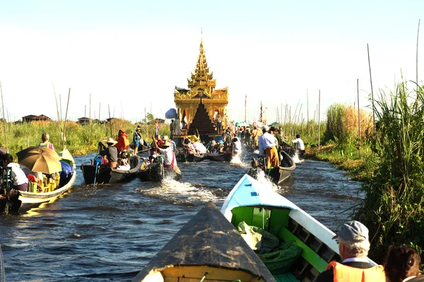 Royal Karaweik Barcaza en Phaung Daw Oo Pagoda festival, Myanmar . —  Fotos de Stock