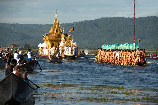 Königliche Karaweik-Barke in der Phaung Daw oo Pagode Festival, Myanmar. — Stockfoto