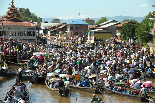 Emembouteillage à Phaung Daw Oo Pagoda festival, Myanmar . — Photo