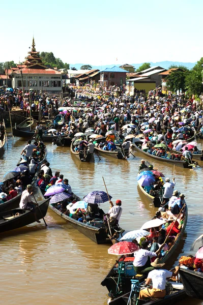 Traffic jam in Phaung Daw Oo Pagoda festival,Myanmar. — Stock Fotó