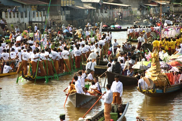 Atasco de tráfico en el festival Phaung Daw Oo Pagoda, Myanmar . — Foto de Stock